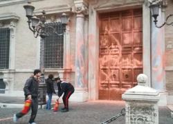 FdI, pugno duro contro gli “eco-vandali”: fino a 3 anni di carcere per chi imbratta i beni culturali