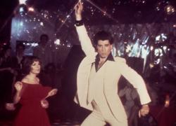 John Travolta, all'asta l'iconico abito bianco della 'Febbre del sabato sera'