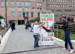 Berlusconi, come sta? Zangrillo: "Non cammina ancora", per la prima volta si è seduto