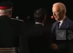 Biden non riconosce il premier inglese Sunak e lo sposta con una mano durante visita in GB - VIDEO