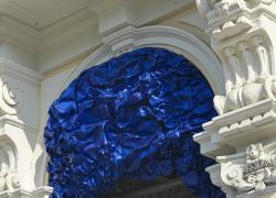 Milano si tinge di BLU
accartocciando....la luce
di Alessandro Ubertazzi