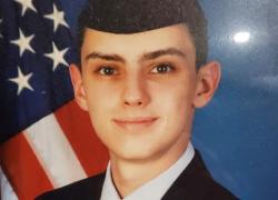 Talpa Pentagono arrestata dall'FBI: Jack Teixeira, aviatore 21enne. Tradito da dettagli nelle foto: letto, rivista e forbicina