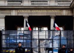 Riforma delle pensioni in Francia, via libera della Corte costituzionale: non si fermano le proteste
