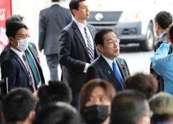 Giappone, attentato al premier Kishida. Lanciata bomba carta al comizio, tutti illesi
