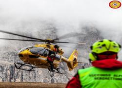 Bolzano, donna trovata morta in sacco a pelo su un prato alpino in Alto Adige: ipotesi malore improvviso