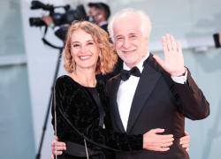 Toni Servillo colto da malore improvviso a Parigi durante uno spettacolo: si accascia sul palco e cade