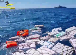 Sequestro di 2 tonnellate di cocaina a largo di Catania: 70 colli galleggianti dal valore stimato di €400 mln