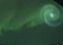 Spirale in Alaska, l'assurdo fenomeno nei cieli di Fairbanks. Ufo, aurora boreale o condensa di un razzo? - VIDEO