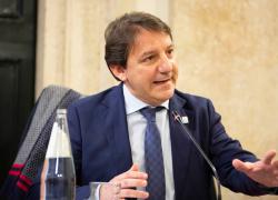 Migranti, Tridico: "Salveranno le pensioni". Lollobrigida: "No sostituzione etnica, incentivare nascite"