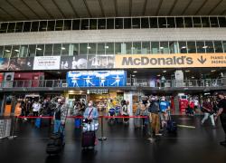Roma Termini, rapinati con una pistola due turisti americani: gli aggressori sono un libico e un tunisino