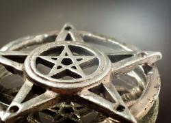 Raduno satanico a Boston, organizzazioni cristiane: "Aberrante". Si potrà entrare solo con vaccino e mascherina