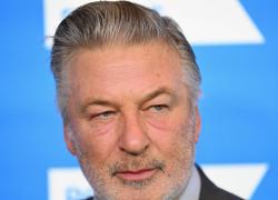 Alec Baldwin scagionato dall'accusa di omicidio sul set: aveva sparato con pistola che doveva essere a salve. Accusata l'armiera