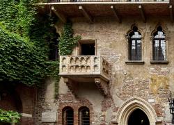 Verona, l'inflazione colpisce pure gli innamorati e prenotare il balcone di Giulietta costerà il doppio
