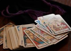Cassano Magnago (Varese), cartomante denunciata per truffa ed evasione fiscale: sequestrati 900mila euro
