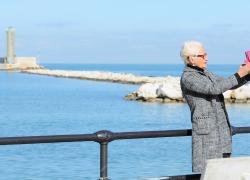 Portofino, divieto di selfie con multe fino a 275 euro. Il sindaco smentisce: "Stop solo agli assembramenti"
