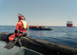 Migranti, naufragio di una barca di 7 metri al largo di Lampedusa: un morto e 20 dispersi