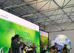 Concerto di Tony Esposito al Villaggio per la Terra, omaggio a Pino Daniele