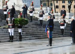 25 aprile, Sergio Mattarella e Giorgia Meloni all'Altare della Patria. Le tappe dei politici 