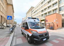 Donna aggredita a Pesaro oggi, gesto autolesionistico: 55enne si colpisce al volto con un mattone

