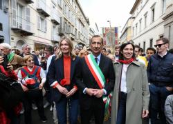 25 aprile 2023, la realtà capovolta: chi ha compresso la libertà e decretato l'apartheid per i non vaccinati la celebra in piazza 