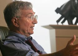 Ucraina, armi occidentali al mercato nero e un buco di 400 milioni di dollari nei fondi. L'inchiesta del premio Pulitzer Seymour Hersh