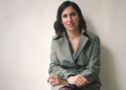 Elly Schlein posa per Vogue e confessa: "Ho una consulente d’immagine esperta in armocromia"