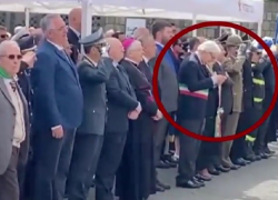 Viterbo, Sgarbi al 25 aprile inchiodato al cellulare durante l'inno di Mameli: distrazione o protesta? - VIDEO