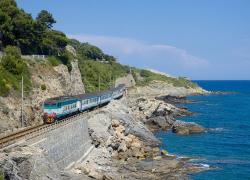 L'odissea dei treni Milano - Santa Margherita Ligure - Portofino nel week end: biglietti sempre esauriti e sovrapprezzi a bordo da 50 a 200 euro