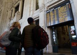 Milano, 35enne violentata alla stazione Centrale mentre va a prendere il treno: fermato un uomo
