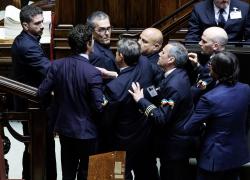 Def, ok della Camera con 221 sì e dal Senato con 121. Bagarre in aula con il Pd che abbandona la seduta 
