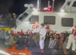 Migranti, peschereccio tunisino tenta di rubare il motore di un barchino carico di profughi. Annega bimba di 4 anni