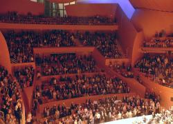 Orgasmo durante il concerto di Tchaikovsky. A Los Angeles tutto il teatro Walt Disney sente un gemito di piacere - VIDEO