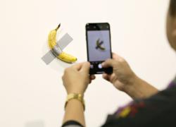 Maurizio Cattelan, banana dell'installazione Comedian divorata da un ragazzo a Seul. Era già successo nel 2019