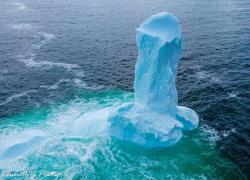 Canada bollente, un pene di ghiaccio spunta dal mare: l'iceberg è durato un giorno - GALLERY 