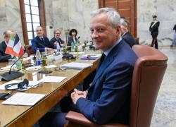 "Fuga americana" di Le Maire, il romanzo erotico del Ministro dell'Economia francese. I social: "Si dimetta"