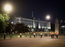 Incoronazione re Carlo III, esplosione controllata di un borsone da parte della polizia. Arrestato uomo sospetto davanti Buckingham Palace
