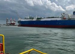 Rigassificatore Piombino, Eni annuncia l’arrivo del primo carico di 170mila metri cubi di gnl. Una goccia nel mare del fabbisogno nazionale (68 mld)