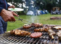 Ferragosto con grigliate in balcone? Attenzione a fumo, vicini e regolamenti di condominio, anche la libertà ha i suoi confini