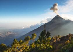 Guatemala, pericoloso vulcano erutta a pochi chilometri dalla capitale. I lapilli del Fuego fanno evacuare mille persone - VIDEO
