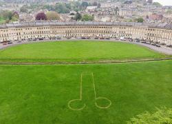 Gran Bretagna, pene gigante falciato nel prato di Royal Crescent di Bath scelto per festeggiare l'incoronazione di Carlo III