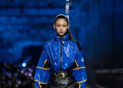 Louis Vuitton, stupor mundi, sfila a Seul. Una griffe che va ben oltre un marchio di moda e si fa re Mida della comunicazione globale.