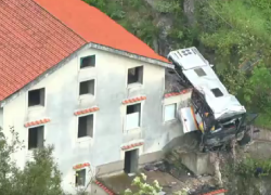 Ravello, precipita bus turistico nel vuoto e si schianta contro una casa disabitata: morto il conducente - VIDEO
