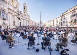 75esimo anniversario del Senato, Piazza Navona allietata ieri dalla banda interforze. Oggi il concerto di Morandi davanti a Mattarella e Meloni