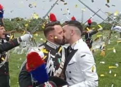Nozze gay del carabiniere Angelo Orlando con picchetto d’onore, sciabole e alta uniforme - VIDEO