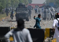 Pakistan, l'arresto dell'ex PM Imran Khan scatena la rivolta di milioni di sostenitori. Per l'esercito, rischio guerra civile - VIDEO 