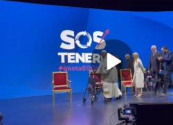 Stati Generali della Natalità,  l'ingresso di Papa Francesco con il girello accompagnato da Meloni vestita di bianco - VIDEO