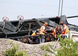 Treno deraglia in Crimea dopo esplosione, per Mosca è attentato. Kiev: "Normale questi binari fuori servizio per un po'"