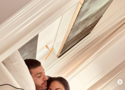 Elodie senza reggiseno sdraiata su Iannone, ma è incinta? Le FOTO con pancino sospetto