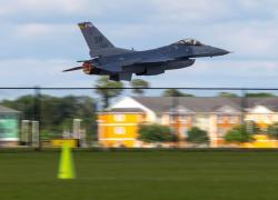F 16 all'aviazione ucraina: a passo di corsa verso il baratro