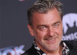Addio a Ray Stevenson, morto ad Ischia per malore improvviso l'attore 59enne: stava girando un film
